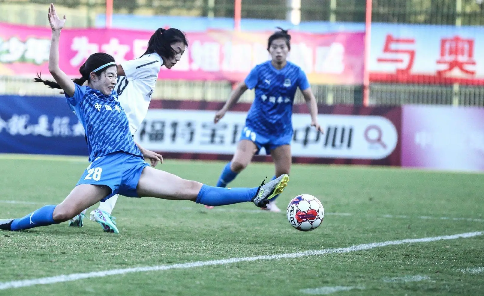 包含中国女足精英队员备战国际象棋赛事的词条